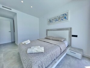 5 bedrooms, iron/ironing board, WiFi, bed sheets