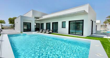 Villa / Private Pool / 5 Bedrooms / 4 Baths