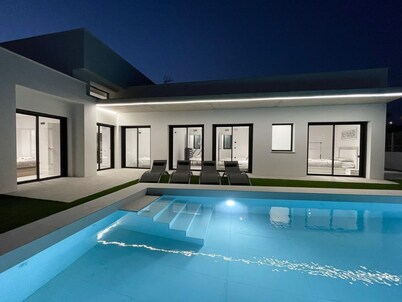 Villa / Private Pool / 5 Bedrooms / 4 Baths