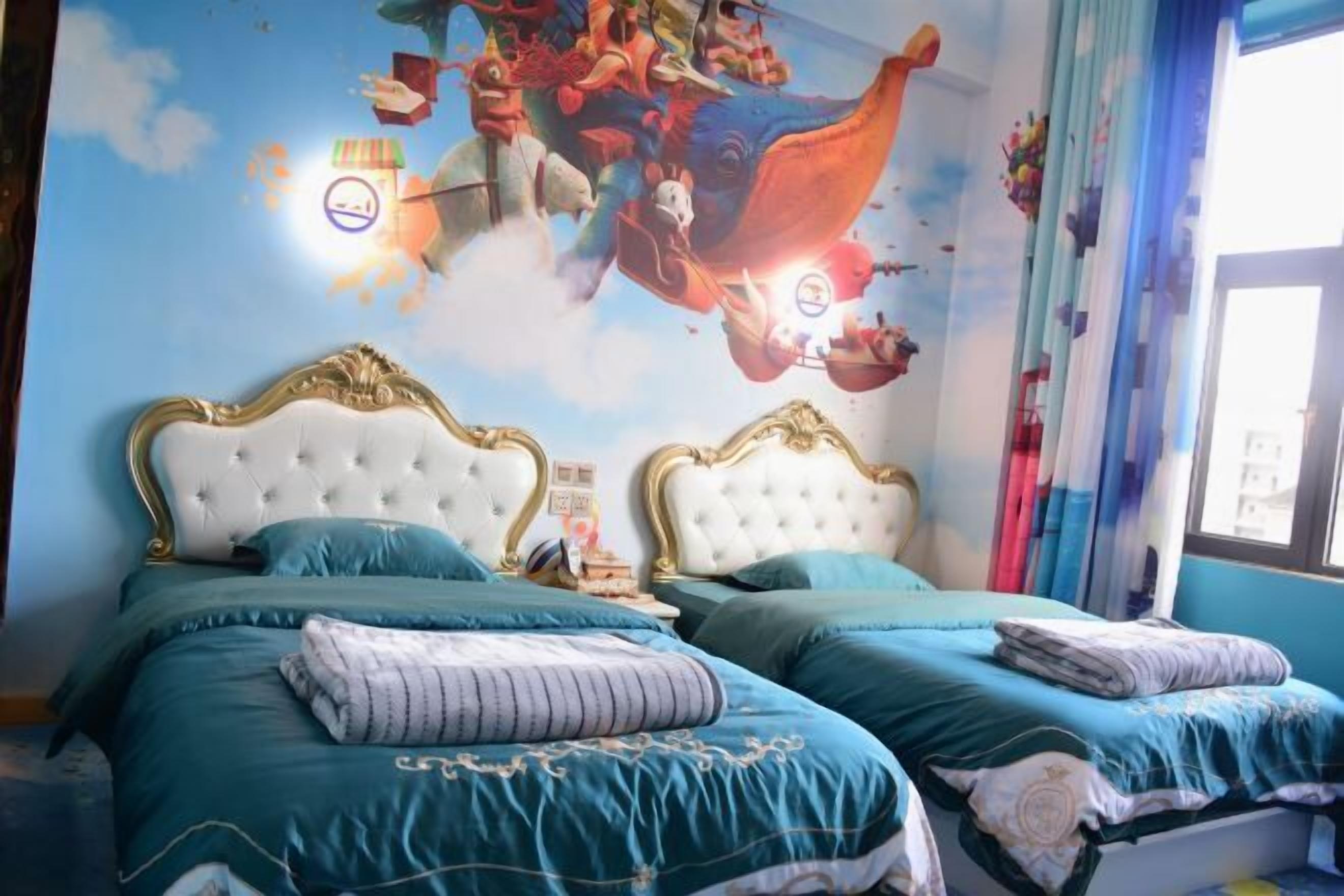 Un dormitorio con dos camas, un mural en la pared y una ventana con cortinas.