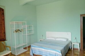 2 habitaciones, tabla de planchar con plancha, wifi y ropa de cama 