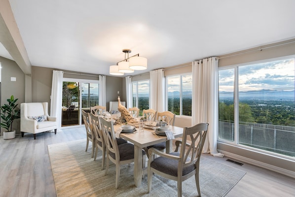 House, 5 Bedrooms | Dining