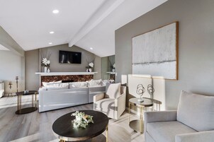 獨棟房屋, 5 間臥室 | 起居區 | 智慧型電視