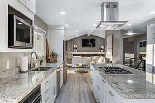 Casa, 5 quartos | Cozinha privada | Geladeira, fogão, torradeira