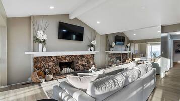 House, 5 Bedrooms | Living area | Smart TV