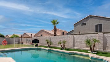 Talo, 5 makuuhuonetta | Uima-allas | Ulkouima-allas