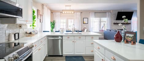 House, 5 Bedrooms | Private kitchen | Fridge, oven, coffee/tea maker, toaster