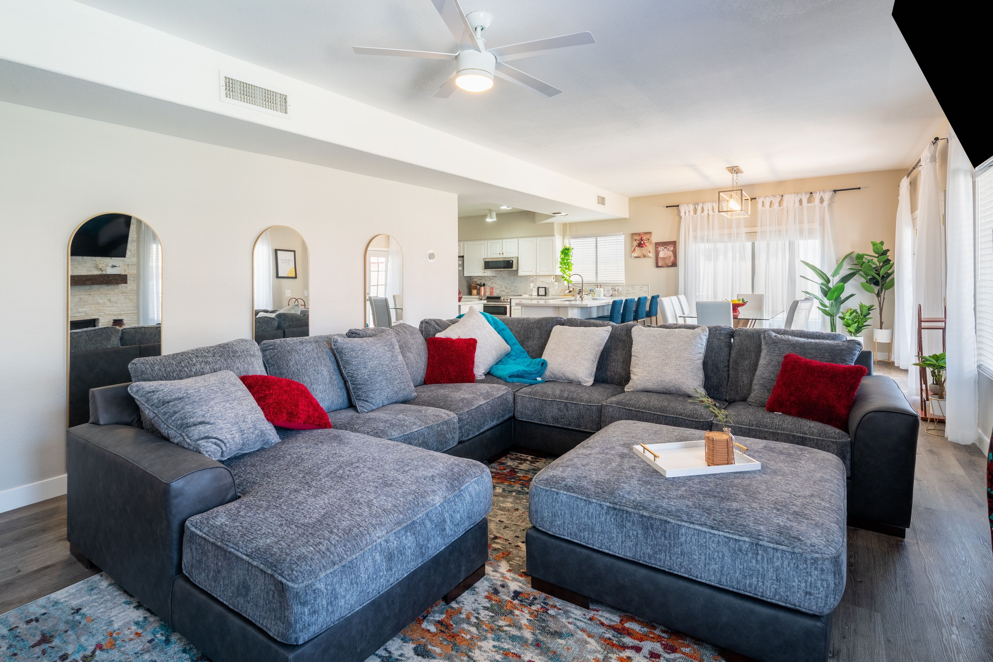 House, 5 Bedrooms | Living area