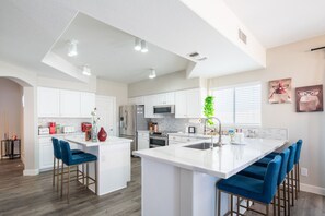 Casa, 5 habitaciones | Cocina privada | Refrigerador, horno, cafetera y tetera y tostadora 