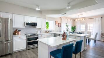 Rumah, 5 kamar tidur | Dapur pribadi | Lemari es, oven, mesin pembuat kopi/teh, dan pemanggang roti