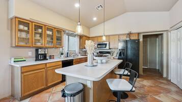 House, 5 Bedrooms | Private kitchen | Fridge, oven, coffee/tea maker, toaster