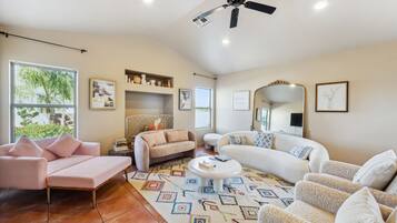 House, 5 Bedrooms | Living area