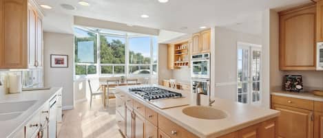 Talo, 6 makuuhuonetta | Yksityinen keittiö | Jääkaappi, uuni, kahvin-/teenkeitin, leivänpaahdin