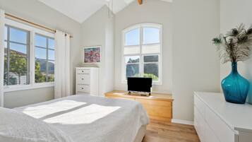 6 bedrooms, desk, laptop workspace, cots/infant beds