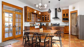 Huis, 6 slaapkamers | Privékeuken | Een koelkast, een oven, een koffiezetapparaat/waterkoker