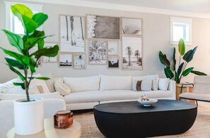 House, 5 Bedrooms | Living area