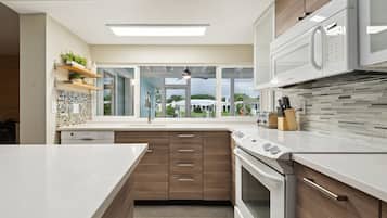 Hus, 4 soverom | Eget kjøkken | Kjøleskap, ovn, kaffetrakter/tekoker og brødrister