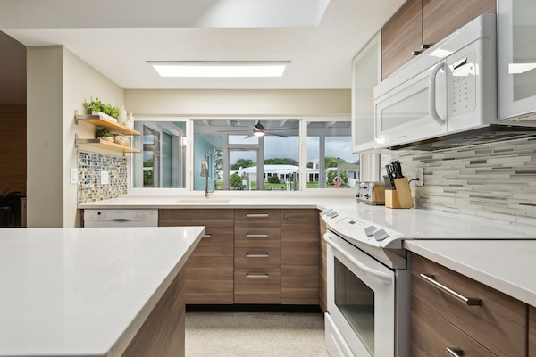 House, 4 Bedrooms | Private kitchen | Fridge, oven, coffee/tea maker, toaster