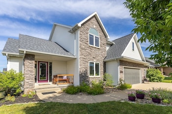 Stylish Oasis For Unforgettable Getaways 5 Bedroom Home by RedAw