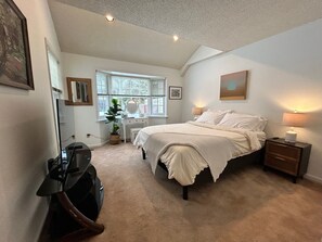 4 chambres, bureau, fer et planche à repasser, lit parapluie