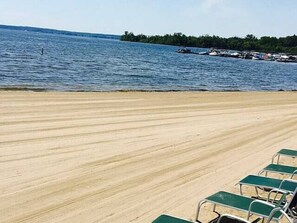 Chaises longues, serviettes de plage