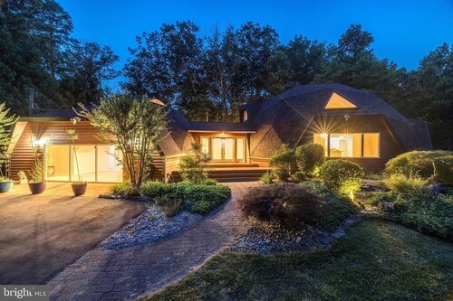 Contemporary Architectural Gem: Modern Retreat 5 Bedroom Home