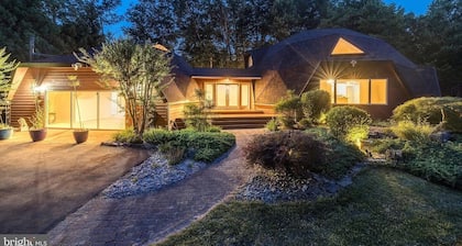 Contemporary Architectural Gem: Modern Retreat 5 Bedroom Home