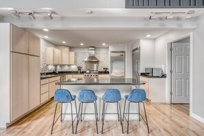 House, 5 Bedrooms | Dapur peribadi | Peti sejuk, ketuhar, pembancuh kopi/teh 