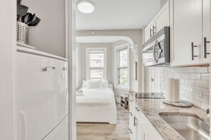 Huoneisto, 1 makuuhuone | Yksityinen keittiö | Jääkaappi, kahvin-/teenkeitin