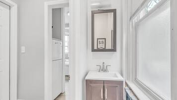 Apartment, 1 Bedroom | Bathroom | Towels, shampoo, toilet paper