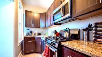 Departamento, 2 habitaciones | Cocina privada | Refrigerador, horno y cafetera y tetera