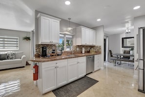 Maison, 3 chambres | Cuisine privée | Réfrigérateur, four, cafetiÚre/bouilloire, grille-pain