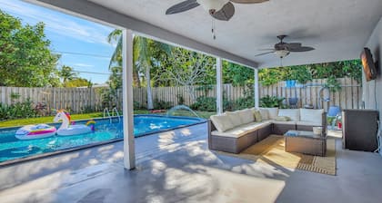 Boca Beauty - Stylish Home With Pool 3 Bedroom Home by RedAwning