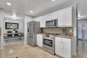 Maison, 3 chambres | Cuisine privée | Réfrigérateur, four, cafetiÚre/bouilloire, grille-pain