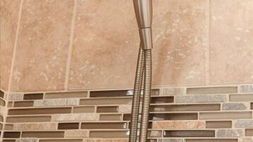 House, 5 Bedrooms | Pool