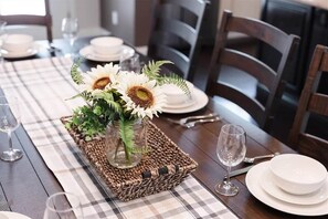 House, 5 Bedrooms | Dining