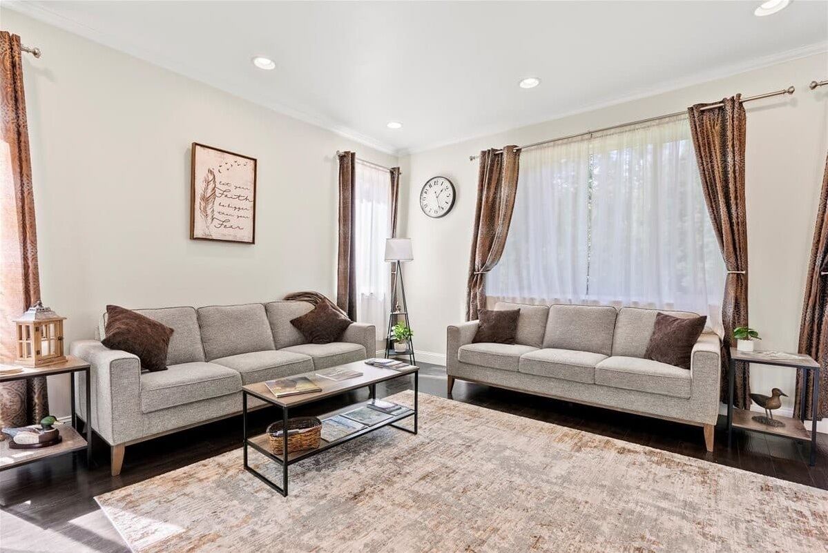 House, 5 Bedrooms | Living area