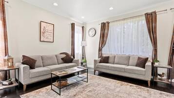 House, 5 Bedrooms | Living area