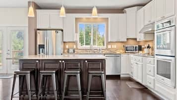 House, 5 Bedrooms | Private kitchen | Fridge, oven, coffee/tea maker, toaster