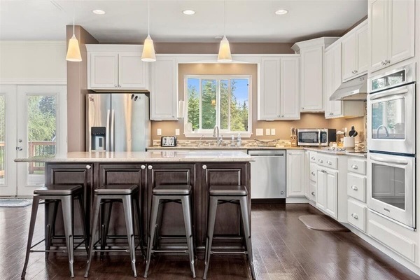 House, 5 Bedrooms | Private kitchen | Fridge, oven, coffee/tea maker, toaster