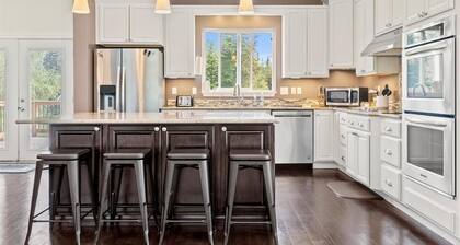 Moose Meadow 5 Bedroom Home by RedAwning