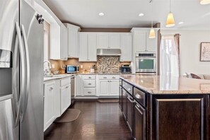 House, 5 Bedrooms | Private kitchen