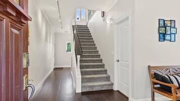 House, 5 Bedrooms | Interior