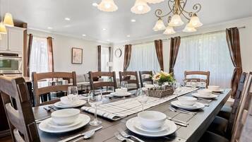 House, 5 Bedrooms | Dining