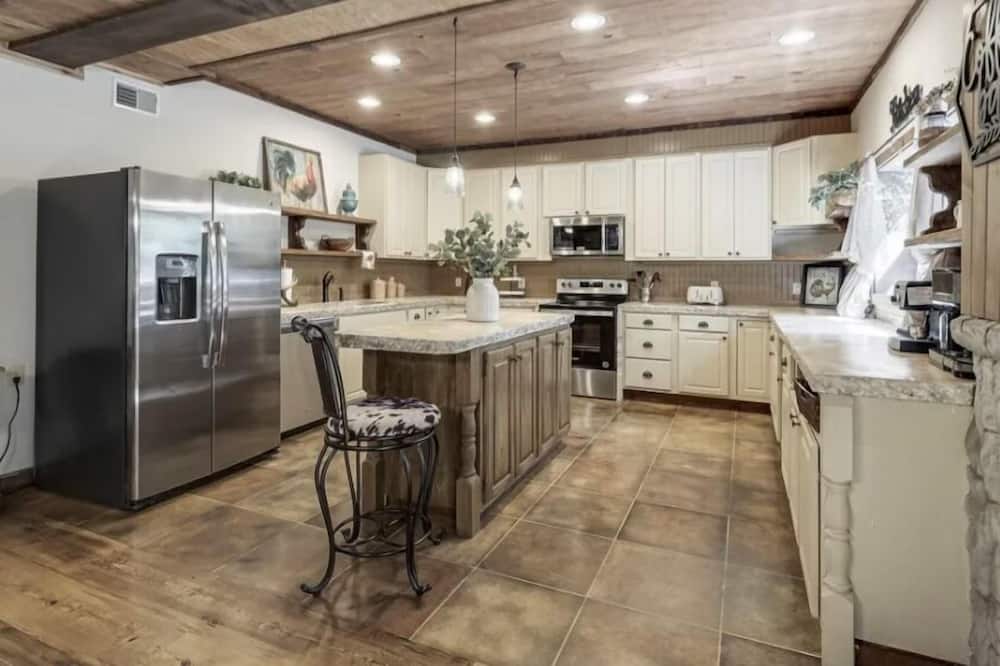 The Log Palace Private Guest Suite 2 Bedroom Cabin by RedAwning - Orlinda, TN