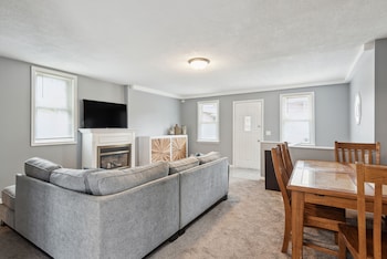 Central Omaha Gem Nearby Zoo, Downtown, Airport 4 Bedroom Home b