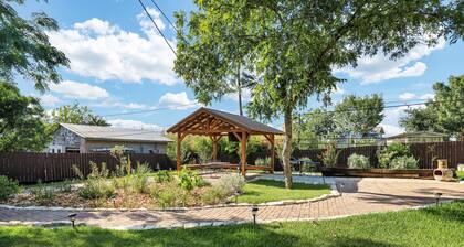 Charming Apartment In The Heart Of San Antonio 3 Bedroom Apts by RedAwning