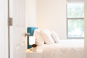 3 habitaciones, escritorio y espacio para trabajar con laptop 