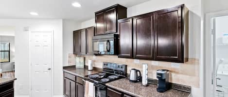 House, 3 Bedrooms | Private kitchen | Fridge, oven, coffee/tea maker, toaster