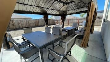 House, 5 Bedrooms | Outdoor dining